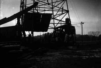 Petroleros durante la perforación de un pozo