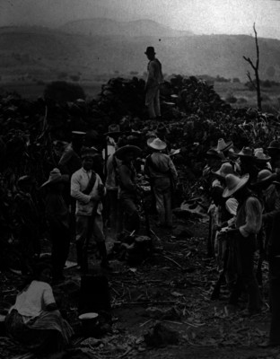 Revolucionarios descansan en un campamento