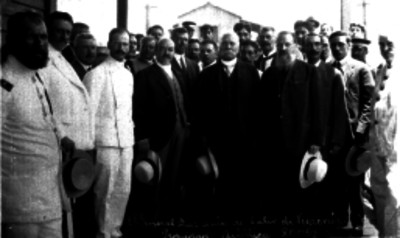 Porfirio Díaz antes de salir de Veracruz, acompañado de otras personas, retrato de grupo