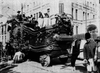 Carro alegórico participa en la celebración de las fiestas del Centenario de la Independencia