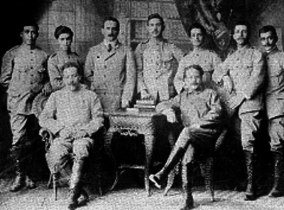 Alfredo Robles Domínguez acompañado por otros revolucionarios, retrato de grupo