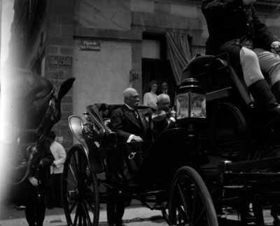 Porfirio Díaz a bordo de un carruaje se dirige al homenaje a Ignacio Zaragoza