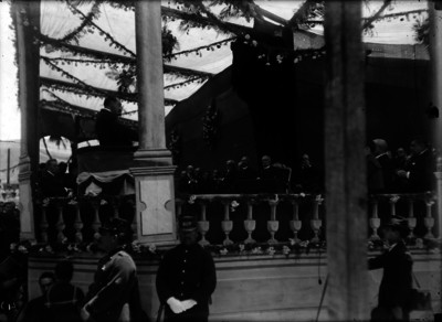 Funcionario pronuncia discurso durante el homenaje a Ignacio Zaragoza