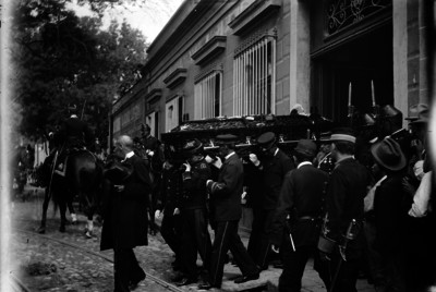 Restos de Mariano Escobedo son conducidos de su casa en Tacubaya, a la Cámara de Diputados