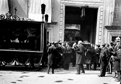 Hombres cargan el féretro de Ignacio Mariscal al salir del edificio de Relaciones Exteriores