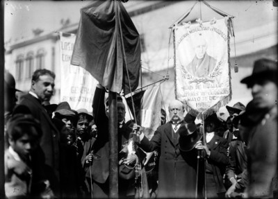 Guillermo de Landa y Escandón develando la placa conmemorativa a Jesús García