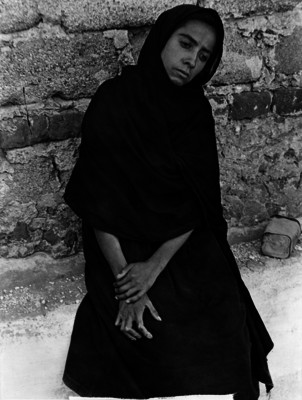Elisa sentada junto a un muro, retrato