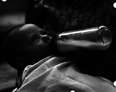 Niño con biberón