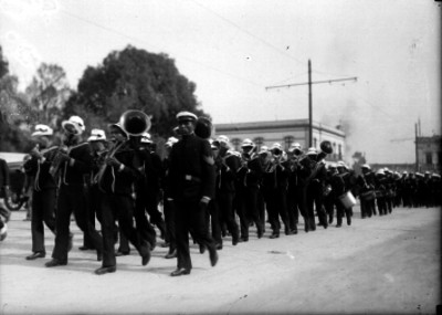 Banda de música de la Marina desfila durante las fiestas del Centenario