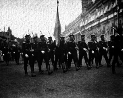 Marinos y cadetes argentinos de la escuela Fragata Sarmiento durante desfile militar
