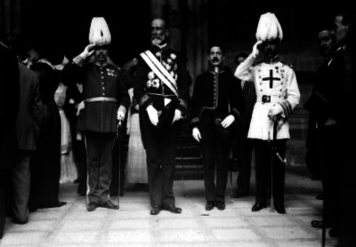 Bernardo de Cologan y Cologan con diplomáticos al salir de Palacio Nacional, retrato de grupo