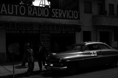 Gente camina y espera fuera de casa comercial de Auto radio servicio