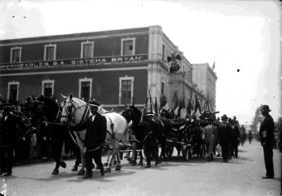 Carro alegórico durante desfile del histórico del Centenario