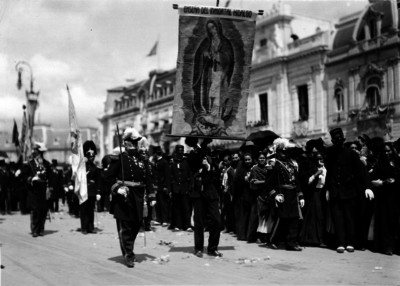 Gregorio Ruíz y Emiliano Lojero escoltan el estandarte de Miguel Hidalgo en las Fiestas del Centenario