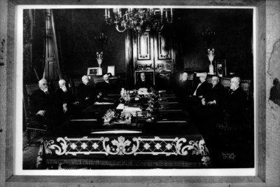 Porfirio Díaz con su gabinete durante una reunion