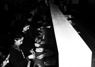 Empleados seleccionan cartas en oficina de Correo Mayor