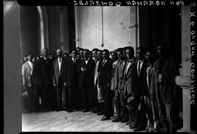 Abraham González con funcionarios