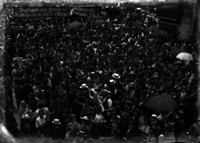 Personas durante la fiesta floral