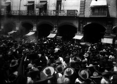 Francisco I. Madero presencia una manifestación de sus partidarios