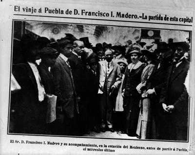 Francisco I. Madero y su comitiva en una estación de ferrocarril, retrato de grupo