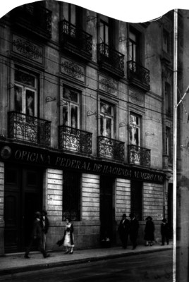 Gente camina frente a "Oficina Federal de Hacienda Número Uno"