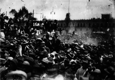 Francisco I. Madero colocando la primera piedra para edificar el monumento a Aquiles Serdán