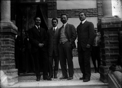 Hombres afuera de un edificio, retrato de grupo