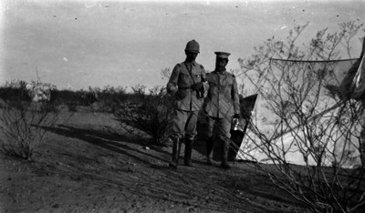 Jefes militares en campamento