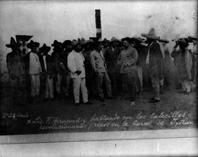 Fidencio Hernández hablando con los revolucionarios presos en la cárcel de Ixtlan, Oax