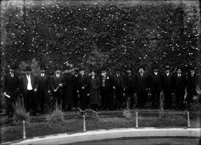 Pedro Lacuráin entre funcionarios, retrato de grupo
