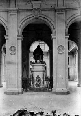 Escultura sedente de Benito Juárez a la entrada de edificio público