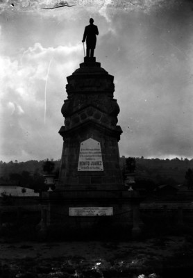 Monumento a Don Benito Juárez, en el Distrito de Zapotlán