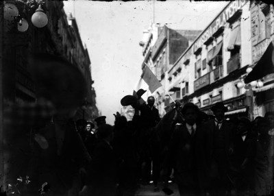 Francisco I. Madero monta a caballo por la calle de San Francisco y Plateros, encabeza la marcha de la lealtad