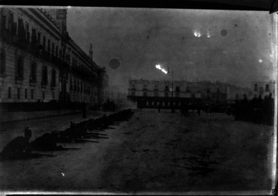 Federales tendidos pecho a tierra antes de la llegada del general Bernardo Reyes, frente a Palacio Nacional