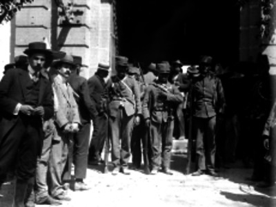 Soldados y civiles a la entrada del edificio de la Ciudadela
