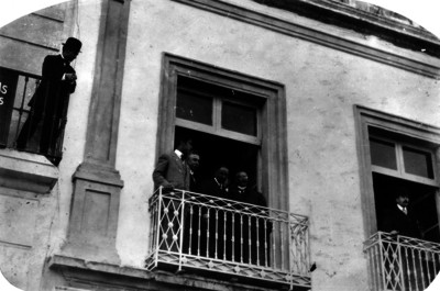 Francisco I. Madero, Victoriano Huerta, Manuel Bonilla y otros en el balcón del estudio fotográfico Daguerre