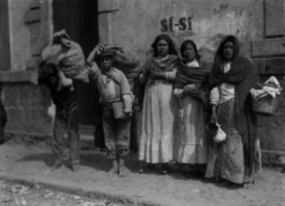 Mujeres y niños durante armisticio en la Decena Trágica