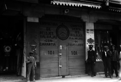 Hombres frente a la "Joyería La Perla"
