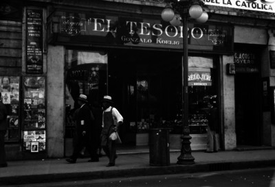 Hombres caminan frente a joyería "El Tesoro"