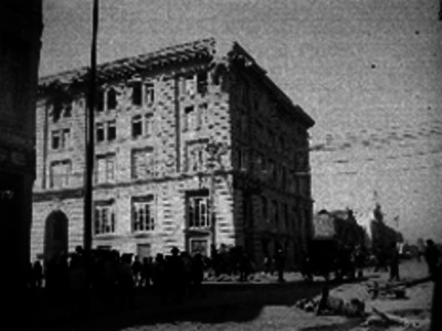 Gente camina en la calle de Balderas junto al edificio de la "Asociación Cristiana de Jóvenes"