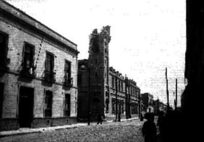 Vista lateral de la Sexta demarcación de policía destruída por bombardeo