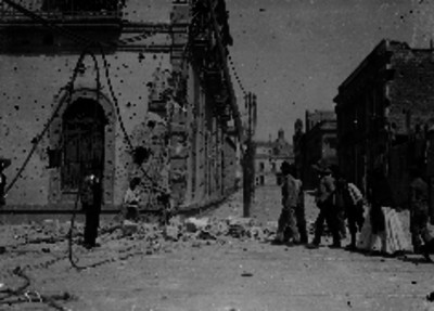 Personas caminan en la Avenida Juárez tras los efectos del bombardeo