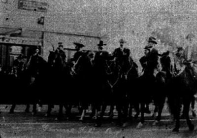 Félix Díaz y otros hombres montan a caballo