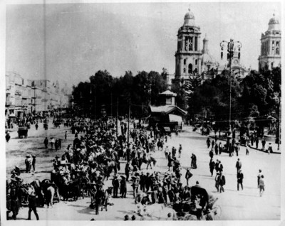 Concentración de rurales en el zócalo durante la decena Trágica