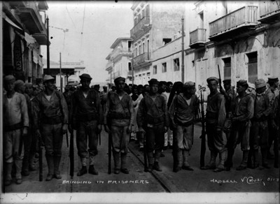 Prisioneros mexicanos son conducidos a San Juan de Ulúa, "Bringing in prisoners"