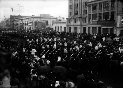 Cadetes desfilan por la Avenida Juárez