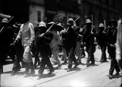 Prisioneros sublevados al gobierno de Huerta custodiado por soldados