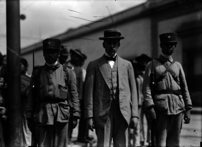 Revolucionarios detenidos, custodiados por soldados