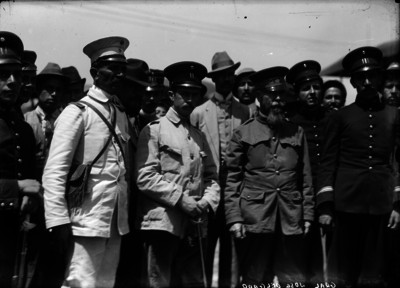 José Delgado con un grupo de militares y civiles, retrato de grupo