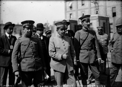 Carlos García Hidalgo, Victor Corral y Ortiz Monasterio, observan el embarque de sus tropas